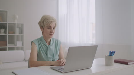 female-psychologist-is-consulting-online-talking-with-client-by-internet-on-laptop-distant-appointment-with-specialist